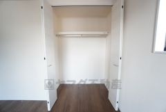 洋室にはハンガーパイプ付きのクローゼットが設けられています。たっぷり収納できるので衣替えの心配もいりませんね＾＾