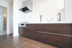 対面式キッチンなのでリビングにいるご家族とコミュニケーションを取りながら洗い物や、お料理が楽しめそうですね＾＾