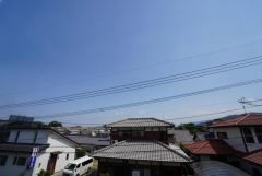 2階バルコニーからの眺望です。前面に遮るものがなく景色を一望できます。南向きで、日当たりも良好。お洗濯物が良く乾きます。