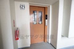 エレベーター完備で、上階への移動もスムーズ。重たい荷物がある日やお買い物帰りでも負担が少なく、毎日の暮らしを快適にサポートしてくれます。