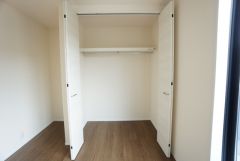 全居室に収納完備。ハンガーパイプ付で散らかりがちな洋服類もきれいに整理できます。