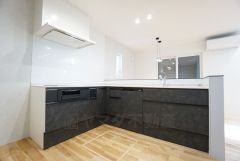 収納も、作業スペースも広々と設けられた使いやすいL型のシステムキッチンです＾＾カウンタ ーキッチンなので、ご家族と会話をしながら楽しくお料理ができます＾＾