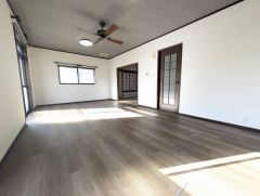 大きな掃き出し窓のあるリビングは、陽光あふれる明るい空間です。ゆったりと寛げる憩いの場となりそうです。 