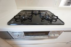 3種類の料理が同時に調理できる、3口ガスコンロ。忙しい夕食の支度時間が短縮できて嬉しいですね。