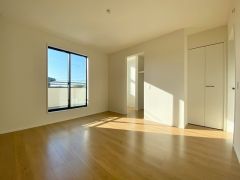 主寝室としてお使いいただけそうなこちらのお部屋は、日当たりが良く、爽やかな風を感じて起きる朝は、快適生活の始まりに。