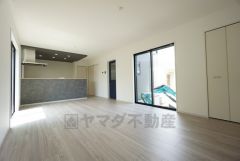 キッチン上部は折下げ天井のアクセントクロスでお洒落な空間＾＾