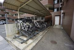 駐輪場。アプローチからの動線が良く、毎日の自転車の出し入れもスムーズに行えます＾＾日々の通勤・通学を快適にサポート。 