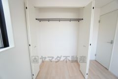 洋室には付きのクローゼットが設けられています。たっぷり収納できるので衣替えの心配もいりませんね＾＾