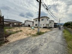 前面道路は北西側約4ｍの位置指定道路に面しています。