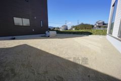 お庭付き＾＾日光浴やガーデニングはもちろん、リビング・1階和室から姿が見守れるのでお子さまの外遊びの場としても安心です＾＾