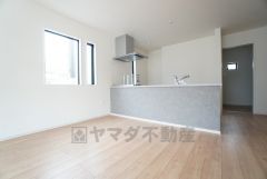 窓から光が差し込む明るいダイニングです＾＾