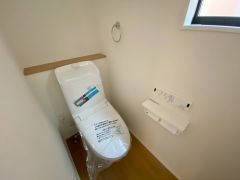 1階2階の2ヶ所にトイレがありますので、忙しい朝にも家族に気を使わず、ゆとりが生まれますね＾＾ 小窓付きで換気する時に便利です＾＾