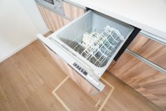 炊事時間を大幅に短縮できる食器洗浄乾燥機付き＾＾食器を洗う手間が減るので家族とのコミュニケーションの時間や自分の時間が増えますね。 