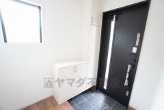 採光も考えられた明るい玄関です。たっぷり収納できるシューズボックス付きなので、家族全員の靴がきれいに整頓できます。