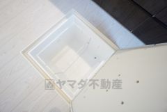 キッチンに床下収納があります。長期保存ができるもの、調理器具、防災グッズを入れておくのもいいですね。