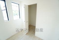 リビングには収納が設けられています。物が沢山集まりがちなリビングに収納スペースがあると便利ですね＾＾ 