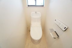 ウォシュレット、暖房便座、節電・節水機能など、使い勝手のよい高機能トイレです。 上部には収納棚が付いています＾＾