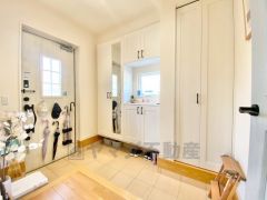 採光も考えられた明るい玄関です。たっぷり収納できるシューズボックス付きなので、家族全員の靴がきれいに整頓できます。鏡付きで外出時の身だしなみチェックに便利です＾＾すぐ横に収納スペースもあり＾＾ 