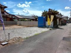 前面道路は北側約4ｍの公道に面しています＾＾ 住人以外の車の進入も少なく、小さなお子様を持つご家庭にも安心です。 
