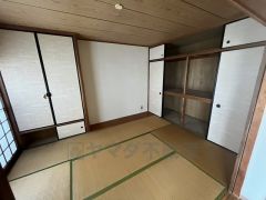リビング隣には、ホッとできる和室を用意。客間としてはもちろん、お子様のお昼寝スペースや書斎としても活躍してくれそうです＾＾ 