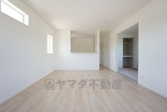 窓から光が差し込む明るいダイニング＾＾
