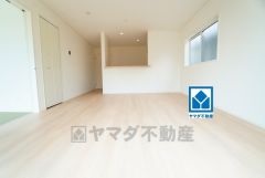 窓から光が差し込む明るいダイニングです＾＾ゆったりと寛げる憩いの場となりそうです。