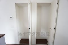 キッチンにはパントリーを設けています。調理家電や食品のストックをすっきりまとめられ、キッチン周りを広々使えます。