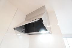 お手入れが簡単なスリム型レンジフードです。調理により発生する油煙や臭いを吸い込み、屋外へ排気してくれます。