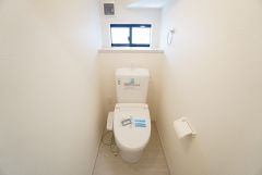 1階2階の2ヶ所にトイレがありますので、忙しい朝にも家族に気を使わず、ゆとりが生まれますね＾＾ 小窓付きで換気する時に便利です＾＾