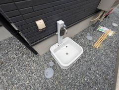 ると便利な外水栓。ガーデニングに、洗車に、泥遊びやペットの散歩の後に。
