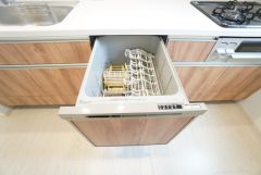 炊事時間を大幅に短縮できる食器洗浄乾燥機付き＾＾食器を洗う手間が減るので家族とのコミュニケーションの時間や自分の時間が増えますね。