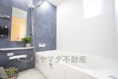 1日の疲れを癒すくつろぎのバスルーム。足を伸ばしてもゆったりと入れるサイズです。お子様と一緒にお風呂に入っても狭くないですね＾＾