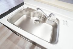 広々としたステンレスシンクが魅力。大きな調理器具も扱いやすく、使い勝手の良いキッチン空間です＾＾