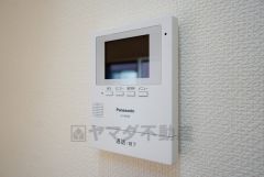 同仕様写真。防犯はもちろん、セールスマン対策にもなるモニター付きインターホンです。お子さん1人での留守番時にも活躍しそうです。