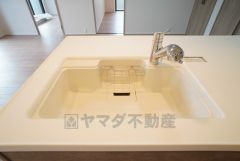 大きなお鍋も楽々洗える幅の広いシンクです＾＾ステンレスシンクなので簡単にお掃除できますよ。洗剤やスポンジもすっきりできる収納付き。