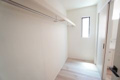 洗面脱衣室横には広々ファミリークローク完備＾＾ご家族の衣類や荷物をまとめて収納できます＾＾適切な場所に配置することで生活動線を短くし、家事効率も高まりますね＾＾