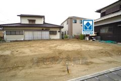 2号棟。 小学校まで徒歩約3分。 カースペース2台確保＾＾ 全居室収納スペース付き＾＾