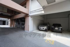 敷地内に駐車場あります＾＾13000～16000円/月。