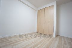 5.3帖。木の温もりがやさしいフローリングとシンプルなクロスで、住む人のこだわりを活かす洋室＾＾広めのクローゼットもあり荷物もすっきり片付けられ、ゆとりのある暮らしが出来ます＾＾ 