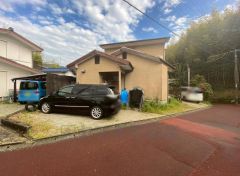 閑静な住宅地で子育て世帯におススメの住環境です。住人以外の車の進入も少なく、小さなお子様を持つご家庭にも安心です。 