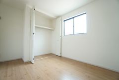 暖かい日差しが差し込む5.2帖洋室。たっぷり収納できるクローゼット付きでお部屋の中をすっきりと快適に保てます。