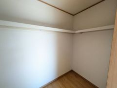 寝室にはハンガーパイプ付きのウォークインクローゼットが設けられています。たっぷり収納できるので衣替えの心配もいりませんね＾＾