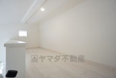 7帖寝室にはロフトが設けられています＾＾季節物の衣類の収納やアウトドアグッズなどの趣味の道具もスッキリ整頓出来ますね＾＾窓もあり換気に便利です＾＾ 