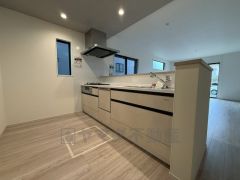 対面式キッチンなのでリビングにいるご家族とコミュニケーションを取りながら洗い物や、お料理が楽しめそうですね＾＾