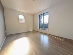 主寝室としてお使いいただけそうなこちらのお部屋は、日当たりが良く、爽やかな風を感じて起きる朝は、快適生活の始まりに。