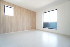 8帖。主寝室としてお使いいただけそうなこちらのお部屋は、日当たりが良く、爽やかな風を感じて起きる朝は、快適生活の始まりに。