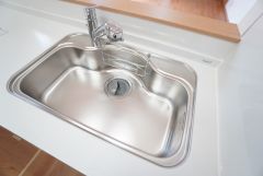 広々とした凸型シンクに洗剤ポケットを標準装備。大きなお鍋など洗いやすいです。