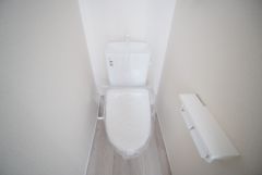 1階2階の2ヶ所にトイレがありますので、忙しい朝にも家族に気を使わず、ゆとりが生まれますね＾＾ 小窓付きで換気する時に便利です＾＾