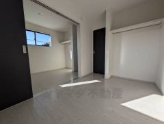 2ドア1ルーム、クローゼットも2ヶ所ついています＾＾お子様の成長に合わせてお部屋を仕切ることができます＾＾