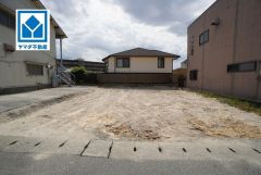 現地2026年5月撮影。 小学校・中学校目の前。スーパー徒歩7分、ドラッグストア徒歩14分、最寄りバス停歩1分。日頃のお買い物も便利な立地＾＾
